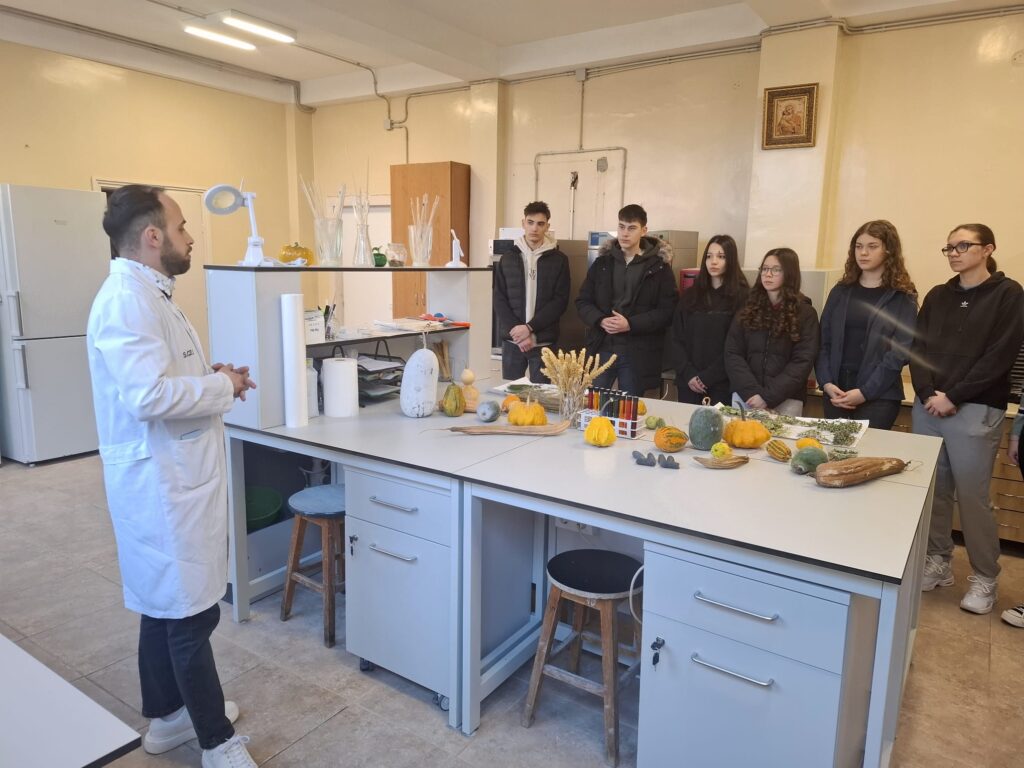 Vizită educativă despre robotică și legumicultură la S.C.D.L. Buzău