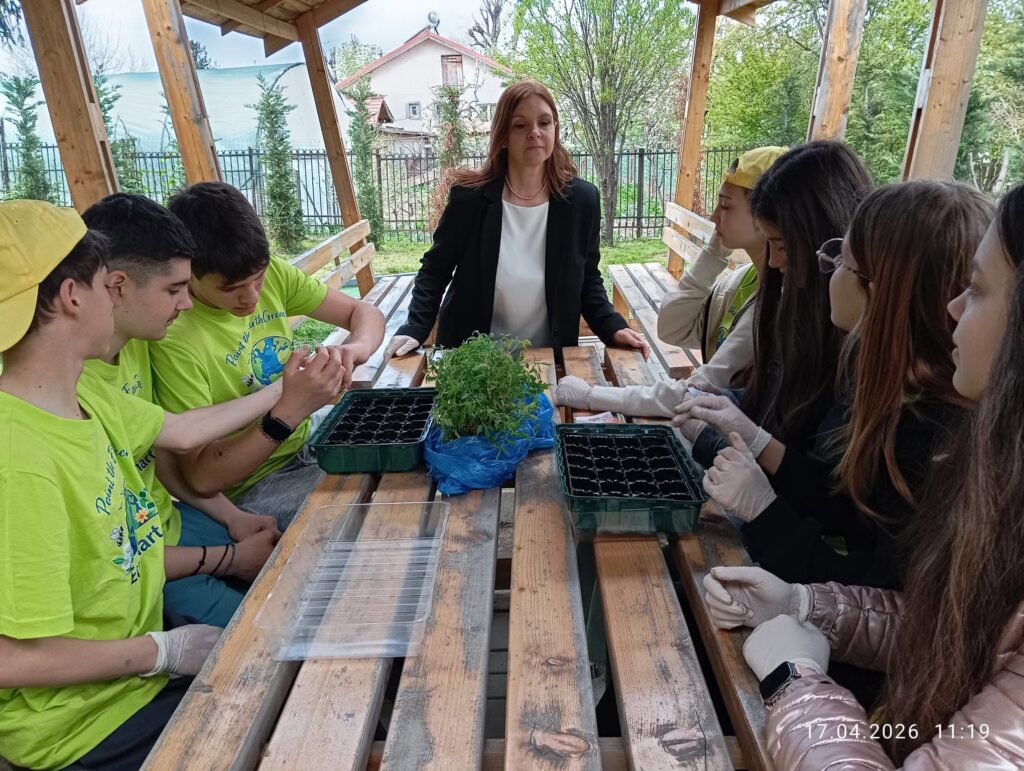 SCDL Buzău alături de EcoSMART — când știința și educația cresc împreună 10 Spațiul verde amenajat de elevi și parteneri în proiectul EcoSMART
