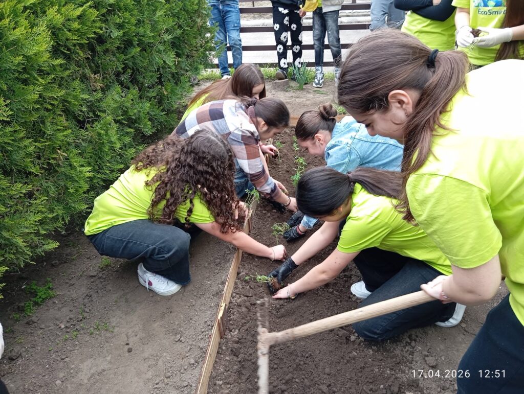 SCDL Buzău alături de EcoSMART — când știința și educația cresc împreună 5 Elevi lucrând la amenajarea grădinii din proiectul EcoSMART