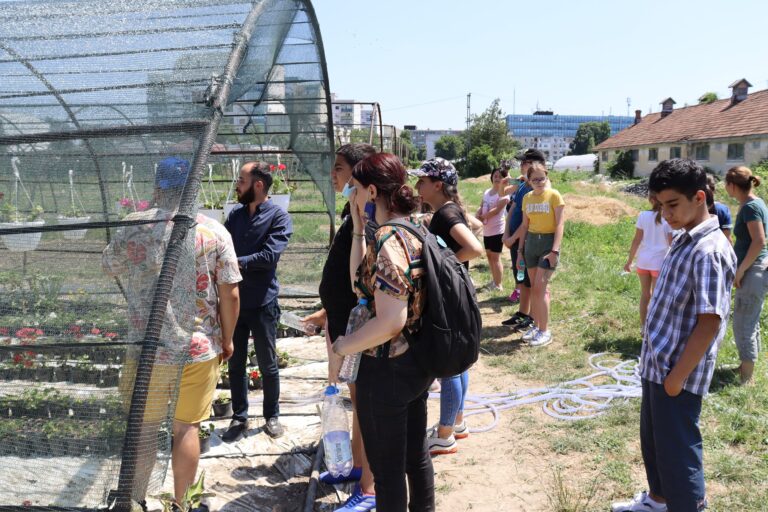 The children discover the vegetable crops in the VRDS Buzau experimental field