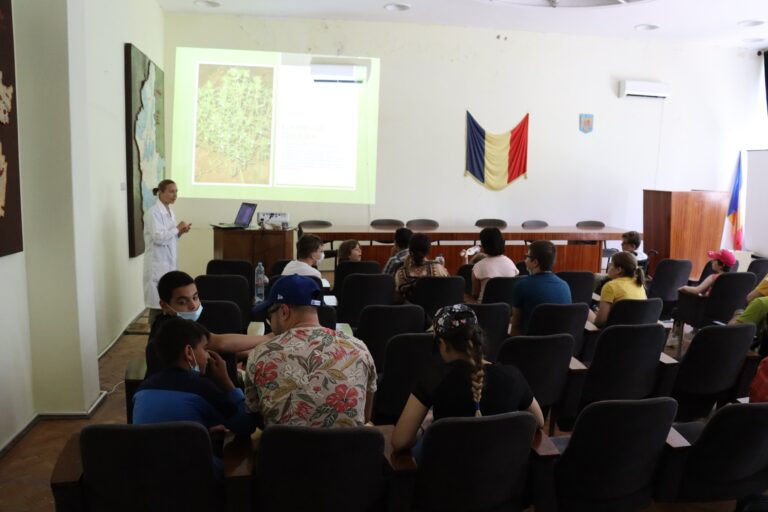 VRDS Buzau researchers presenting the station’s work to the pupils