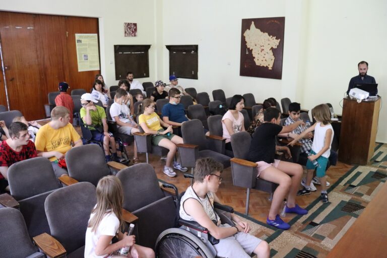 Pupils of Școala Sfântul Nicolae visiting the greenhouses of the Buzau vegetable research station
