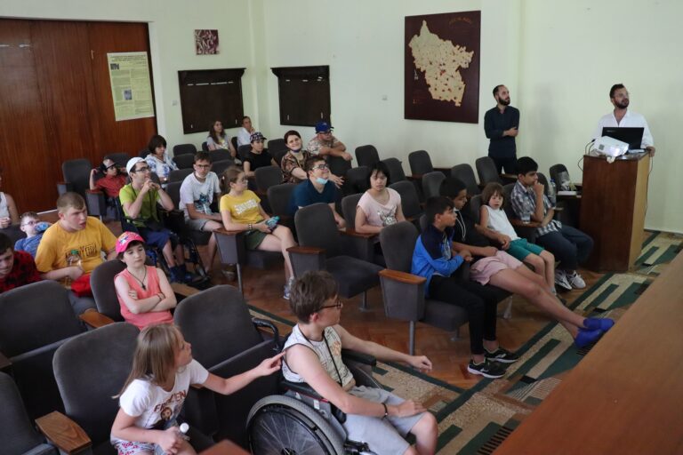 A moment from the visit by the group from Școala Gimnazială Specială Sfântul Nicolae