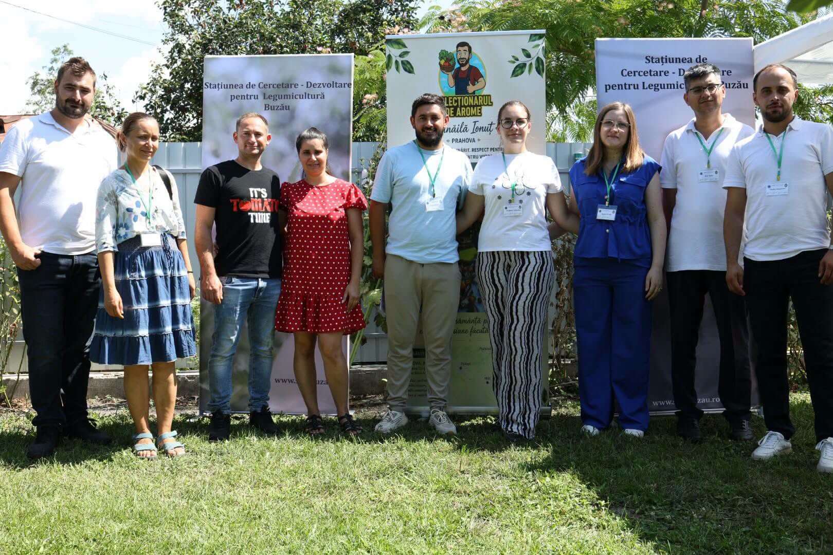 Legumicultori și specialiști discutând despre soiurile locale