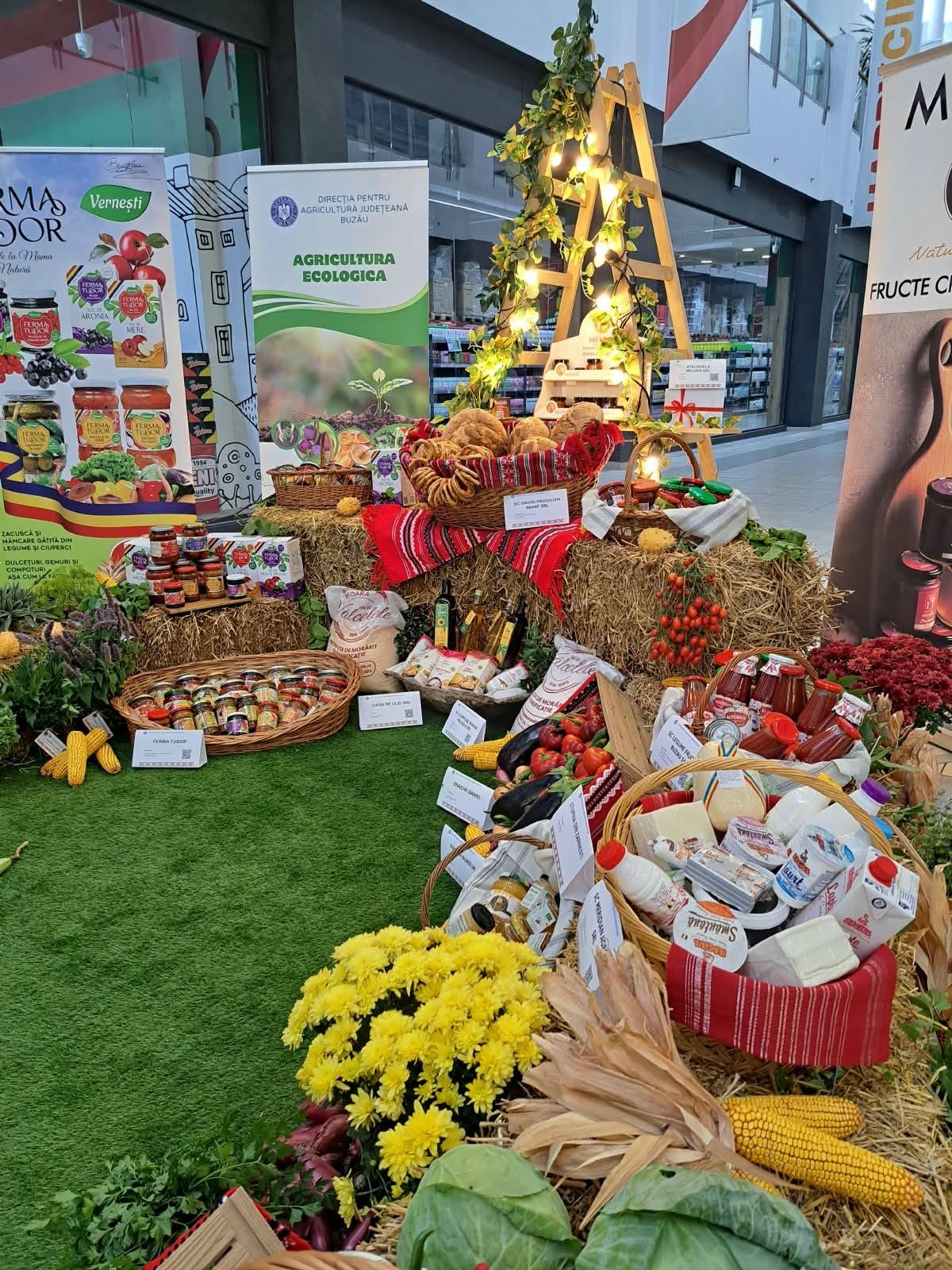 SCDL Buzău la Expoziția de Produse Agroalimentare Românești, Galleria Mall Buzău 2 Produse agroalimentare românești și bannerul Agricultură Ecologică al DAJ Buzău în Galleria Mall