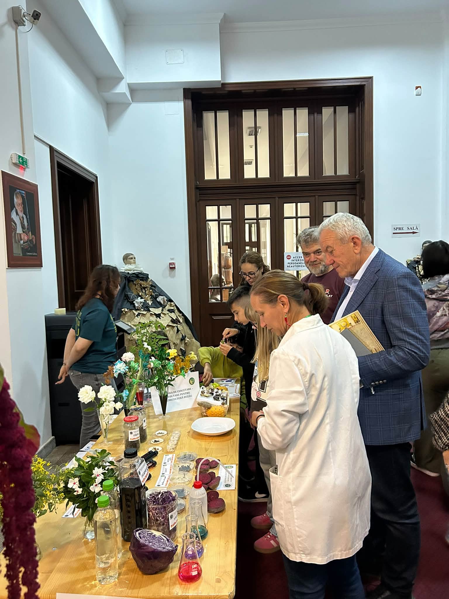 Copii și adulți participă la experimentele de la standul SCDL Buzău