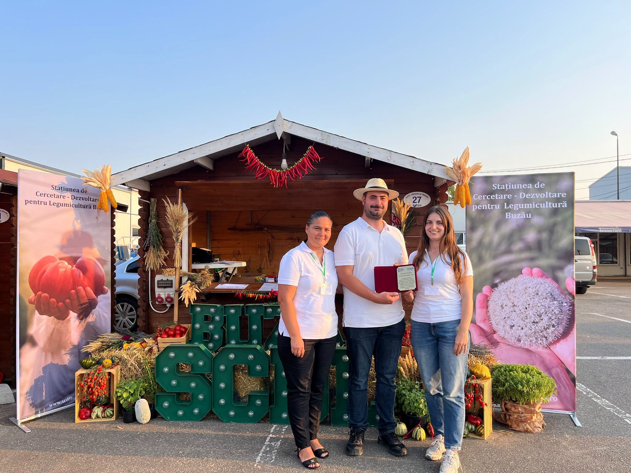 Ne vedem la Toamna Buzoiană! SCDL Buzău la Platoul Drăgaica, 11–13 septembrie 1 Echipa SCDL Buzău cu o diplomă în fața standului de la Toamna Buzoiană, Platoul Drăgaica
