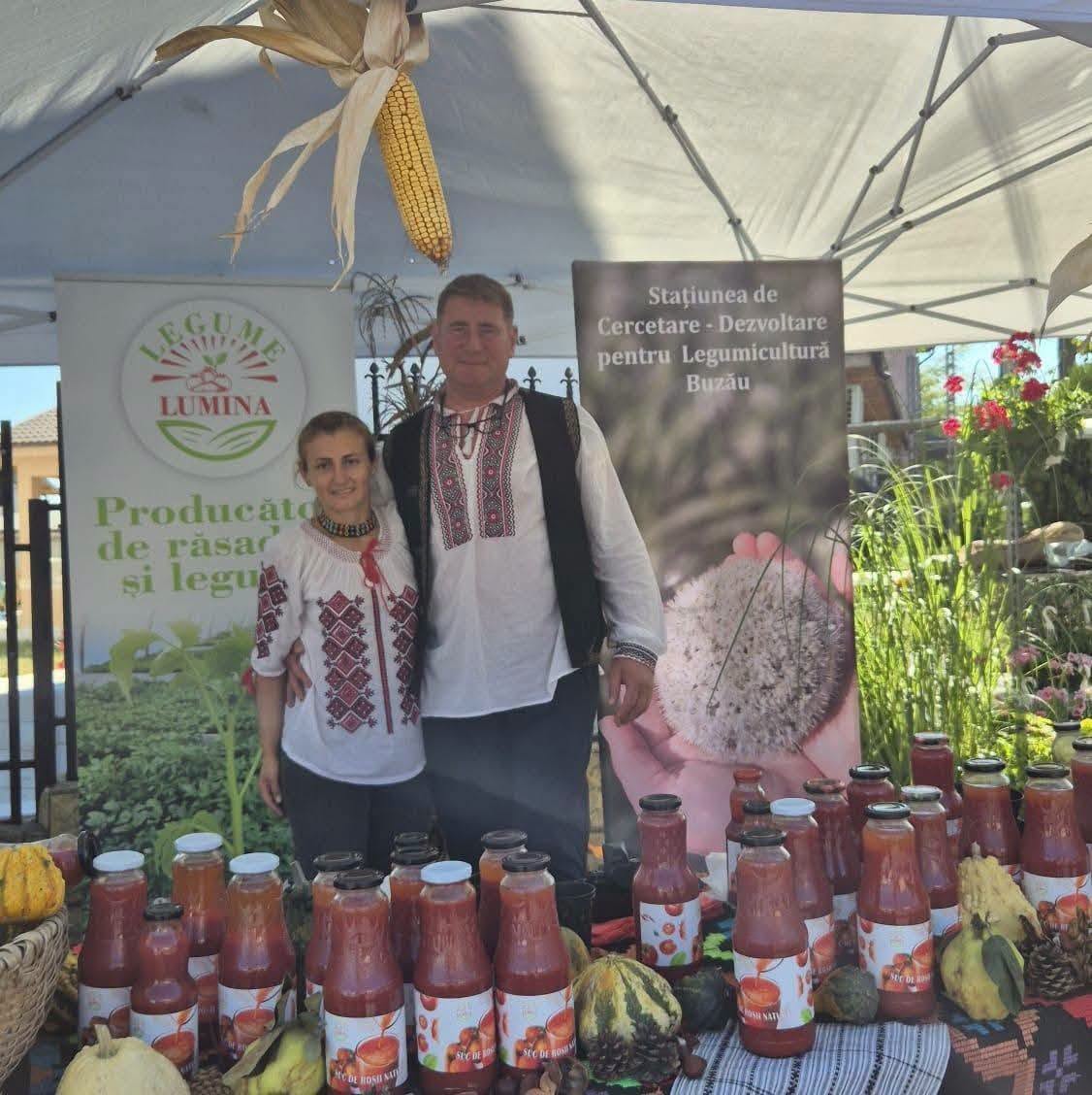 Familia Mirea în ii tradiționale, lângă sucul de roșii obținut din soiurile de tomate SCDL Buzău