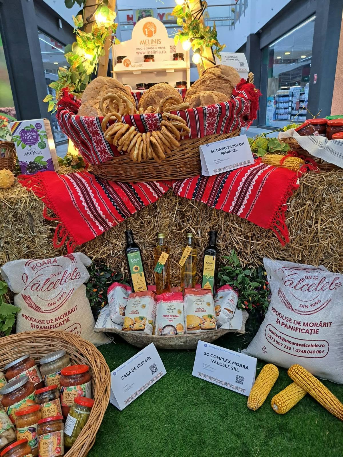 SCDL Buzău la Expoziția de Produse Agroalimentare Românești, Galleria Mall Buzău 3 Coș cu pâine și covrigi, ulei și făină de la producători locali la expoziția din Galleria Mall Buzău