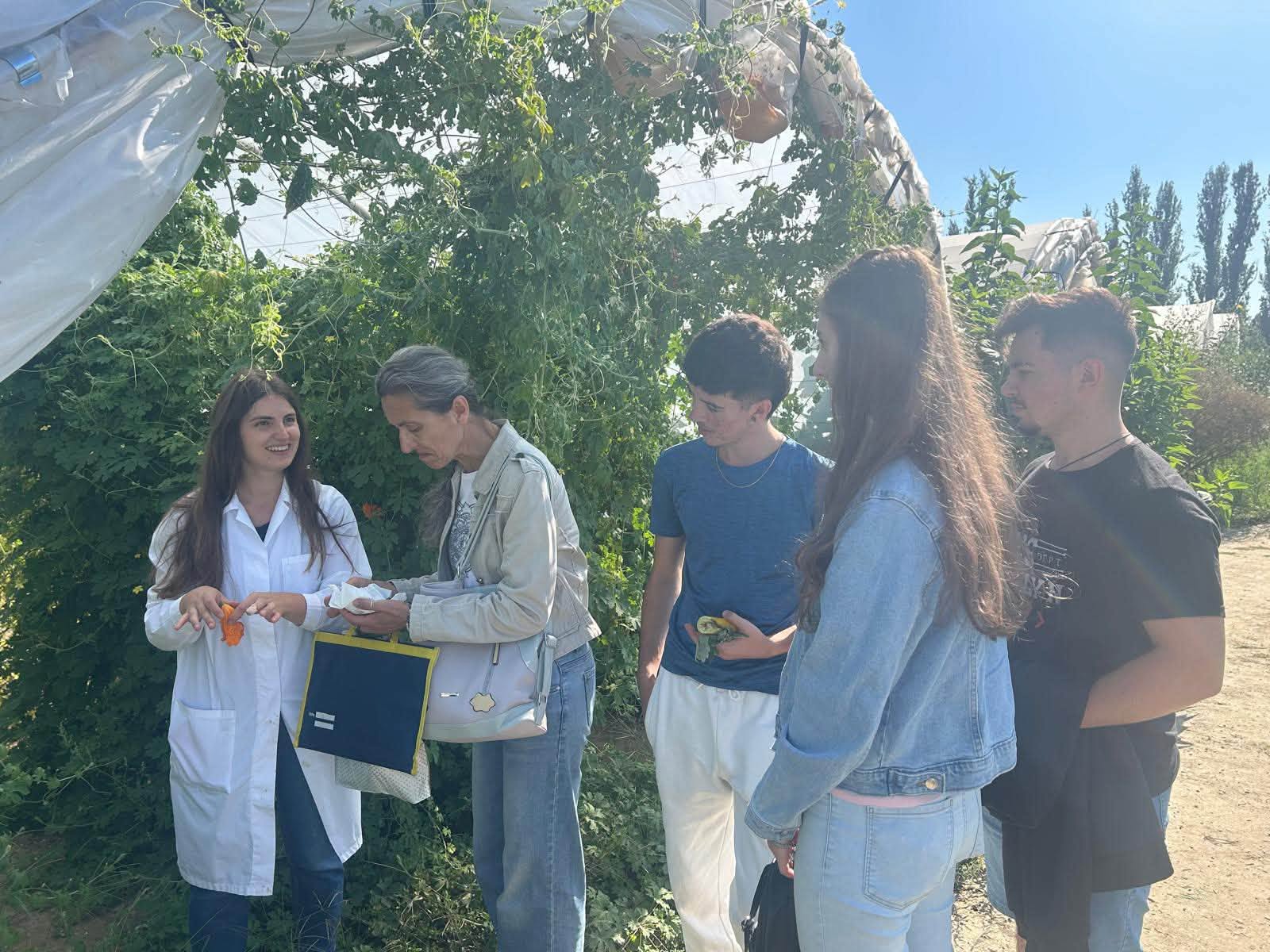 Totul a început de la câteva semințe de lufă: povestea echipei PureLoofa 3 Cercetătoare SCDL Buzău discutând cu elevii și profesoara echipei PureLoofa în câmpul experimental