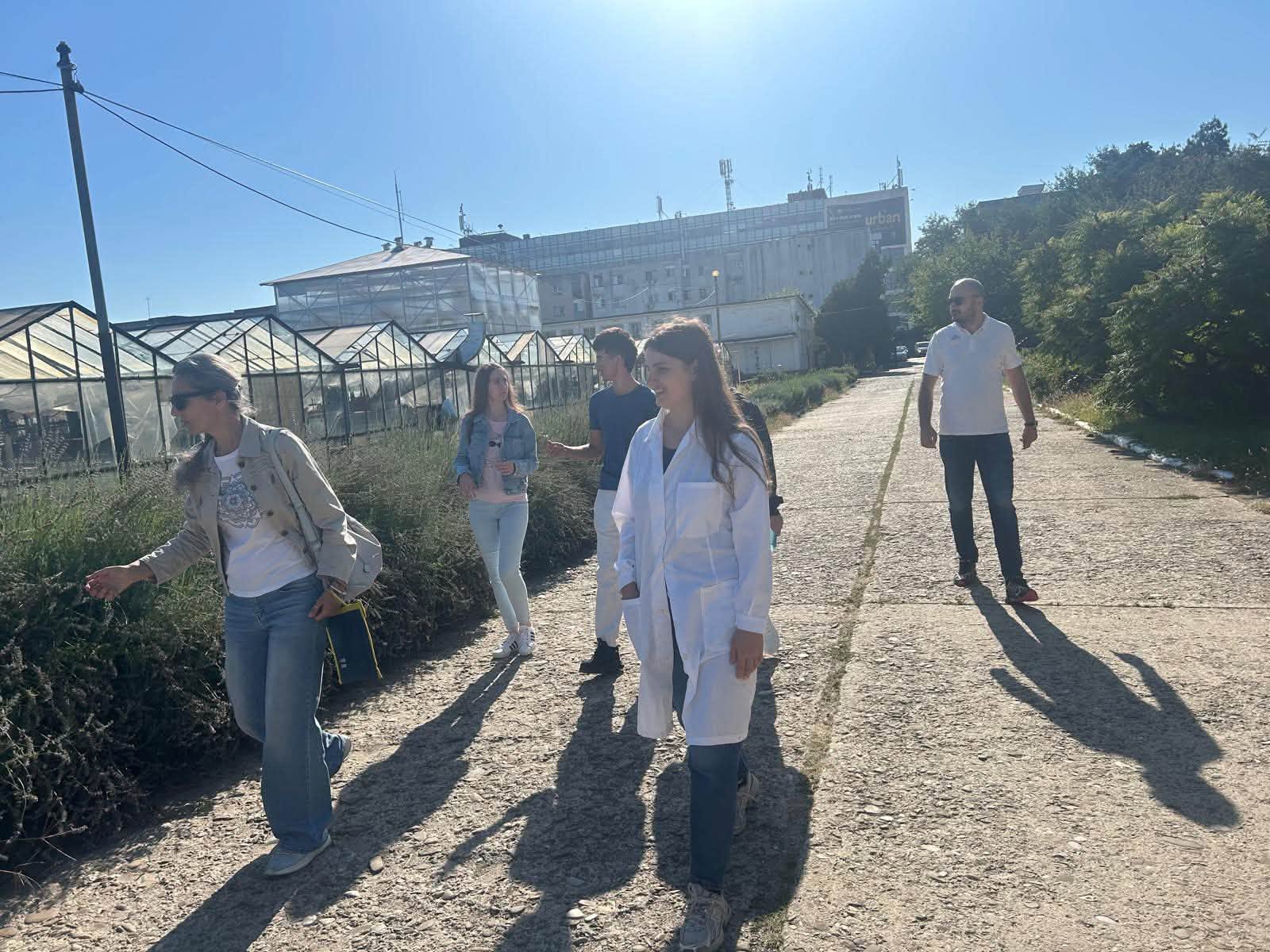 Totul a început de la câteva semințe de lufă: povestea echipei PureLoofa 5 Echipa PureLoofa vizitând serele SCDL Buzău