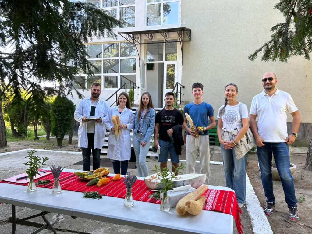 Echipa PureLoofa, profesorul lor și cercetătorii SCDL Buzău la finalul vizitei, cu lufă pe masă